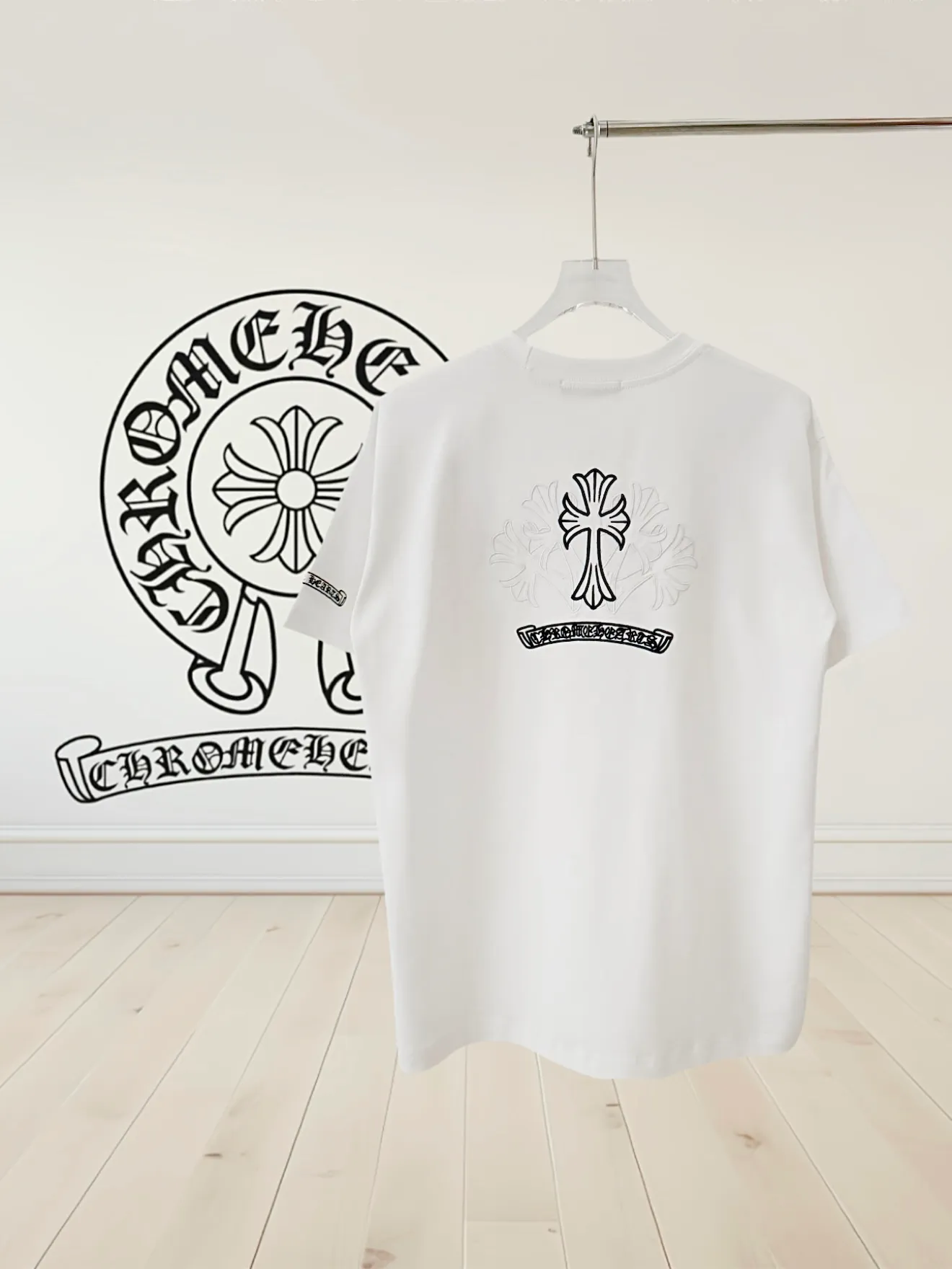 🅿️190 [High quality] Chrome hearts Chrome hearts 2025 new first release latest short-sleeved round neck T-shirt, high-end customization, avant-garde and fashionable design! The brand logo is applied to the front and back cuffs using 100,000 needle embroidery techniques. High-end customized 280g fabric. Soft to the touch. Comfortable to wear. Exquisite stitching. Fine workmanship. The upper body effect is incomparably handsome! Same style for men and women, color: white, black size: S to xL